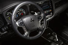 Mitsubishi Outlander PHEV 2019 vs Toyota RAV4 Hybride - 8