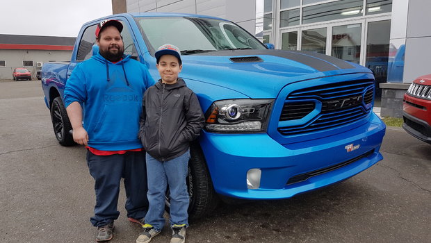 Félicitation à Jonathan Ouellet des Boisés Grande Fourche pour l'acquisition de son tout nouveau Ram Sport édition bleu hydro. Tu va surement faire des jaloux.